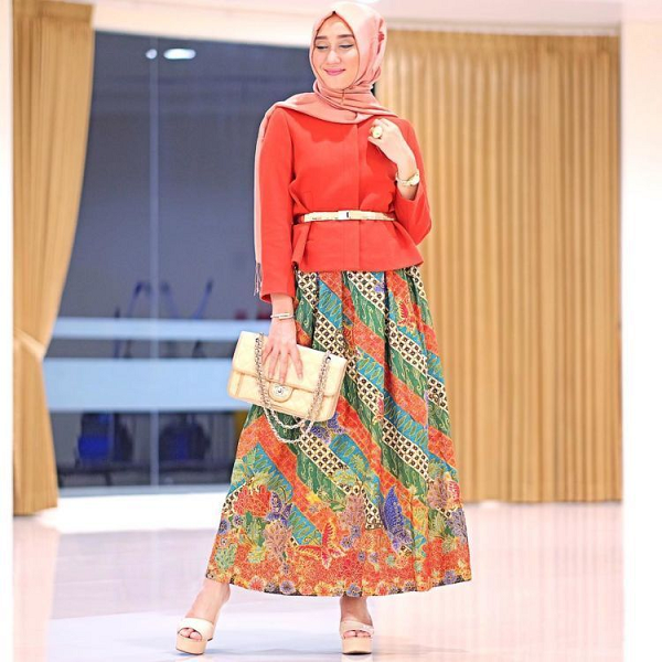  Model  Baju  Batik Pesta  Wanita Muslim Modern yang Elegan  