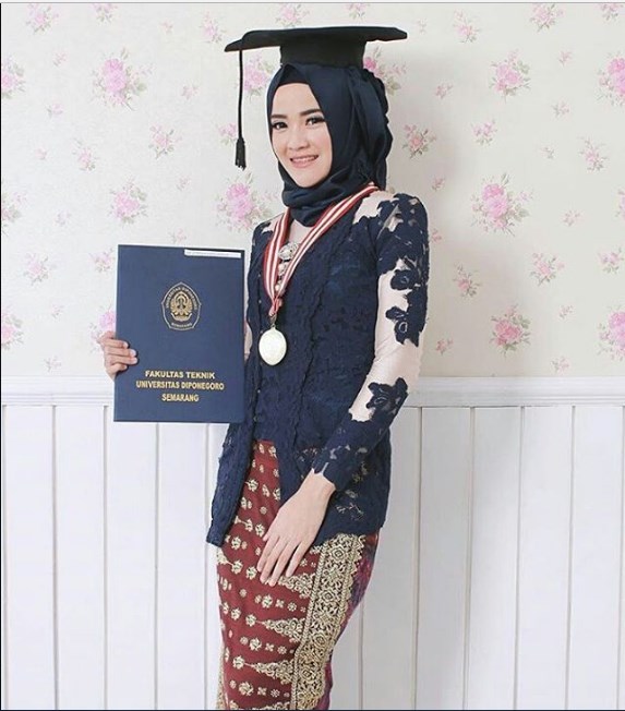 Wisuda Hijab Model Kebaya Wisuda 2019