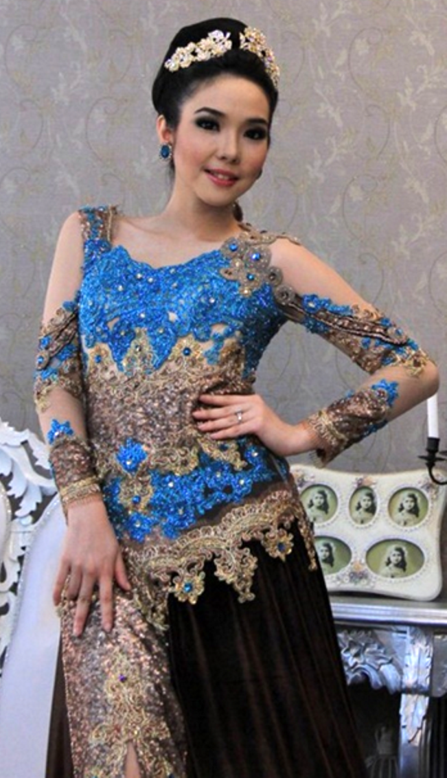 Kebaya Modern Cantik Yang Digunakan Artis 1