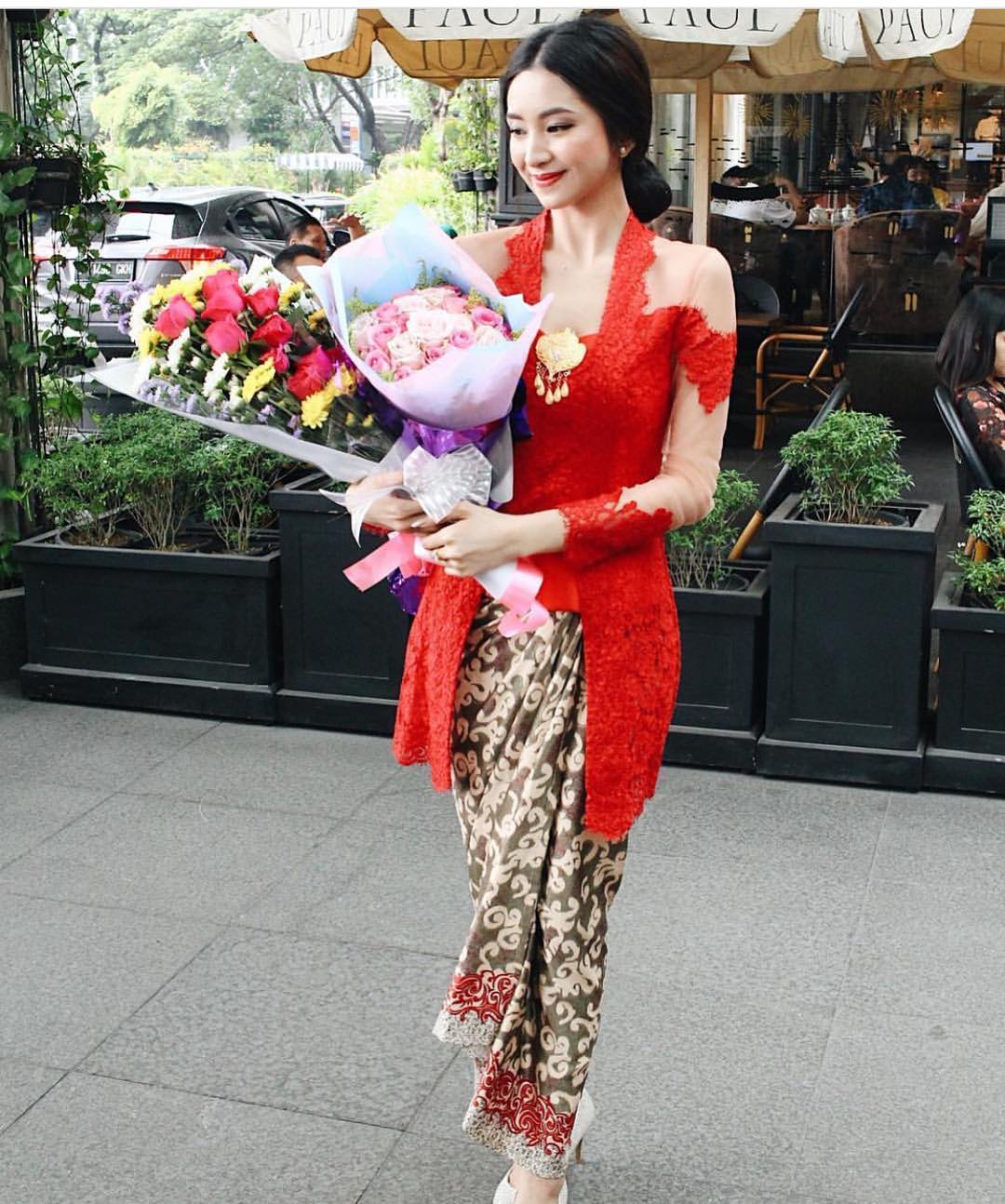 Model-Kebaya-Brokat-Kutu-Baru-Warna-Merah-Oranye-Dengan-Rok-Batik