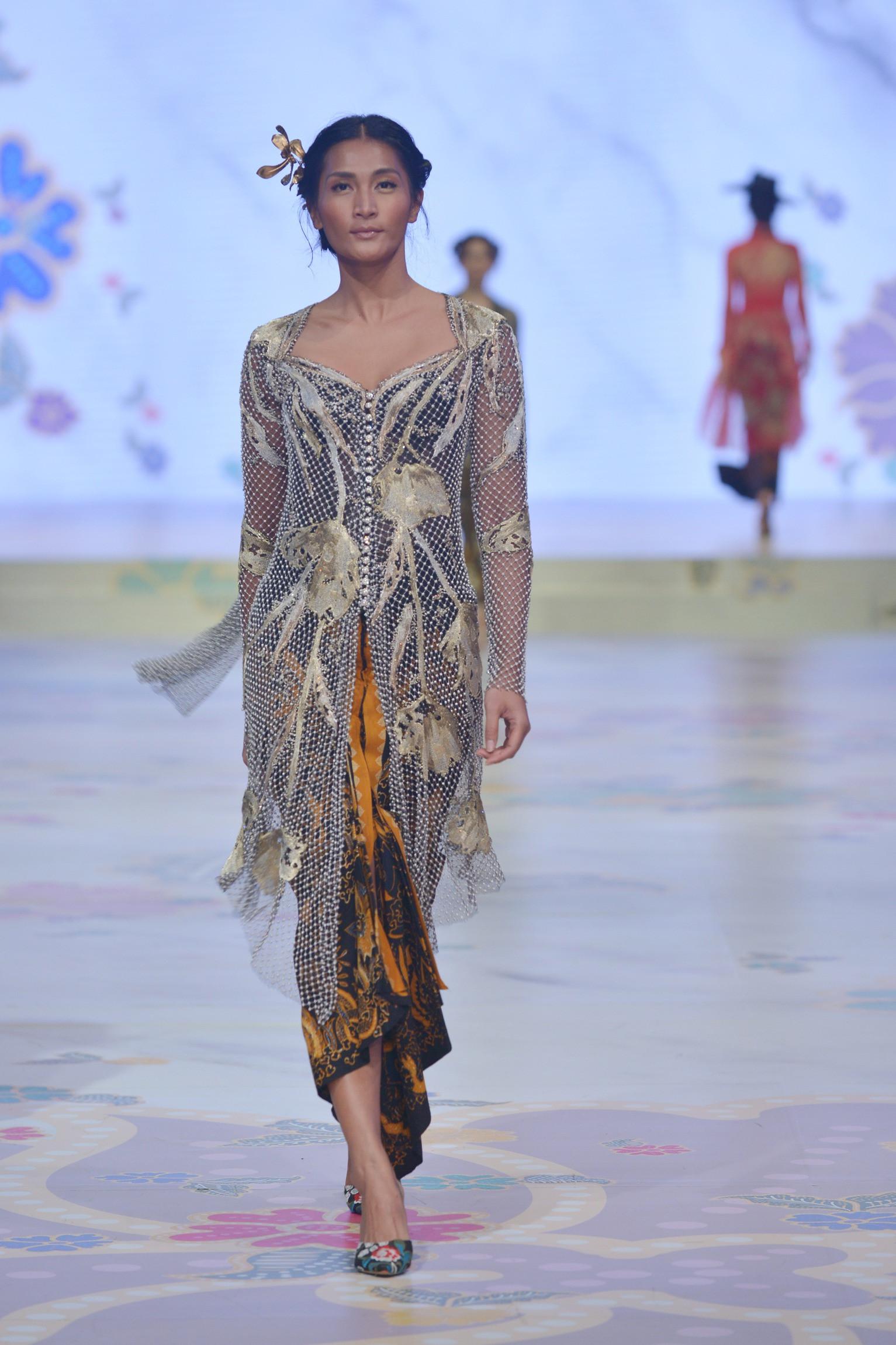 086844800_1525849396-152584939640145tutup-jfff-2018-dengan-megah-eddy-betty-tampilkan-koleksi-kebaya-tak-biasa