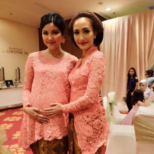 Yuk Intip Beragam Model Gaya Busana Kebaya Untuk Ibu Hamil Berikut Ini