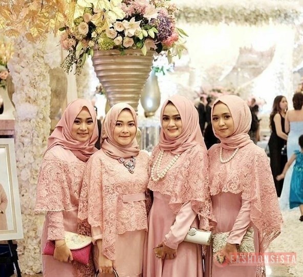 Baju-Kebaya-Brokat-Modern-Model-Cape-Pink-Peach