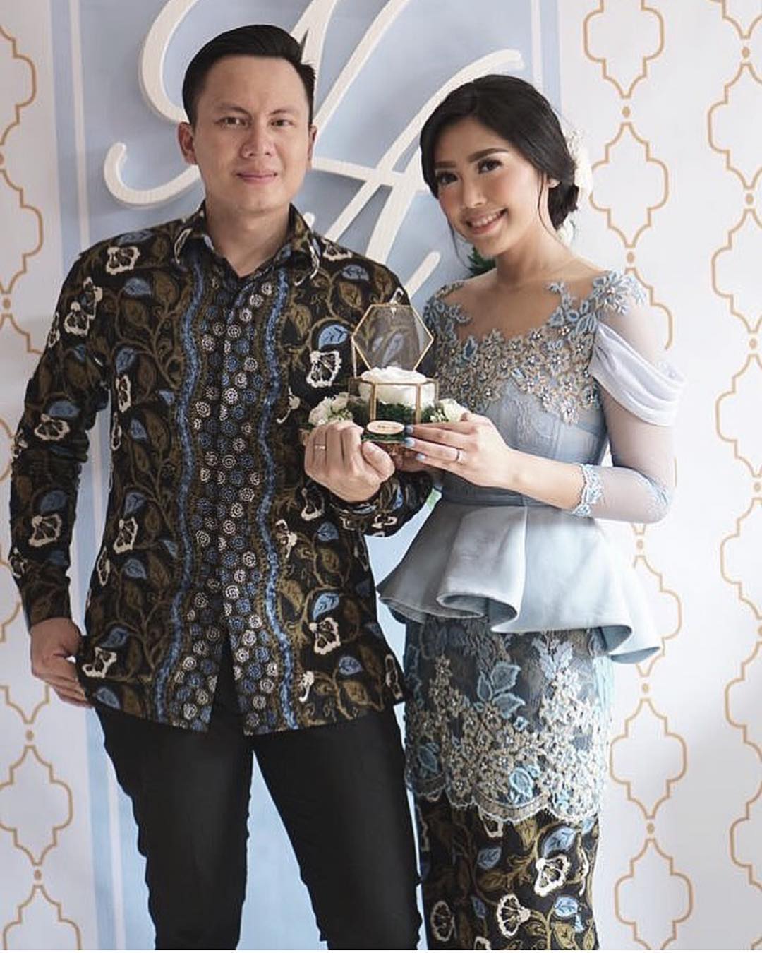 Kebaya-Couple-Berbahan-Tile-Dan-Satin-Warna-Silver-Model-Peplum-Dengan-Kemeja-Batik-Corak-Gelap