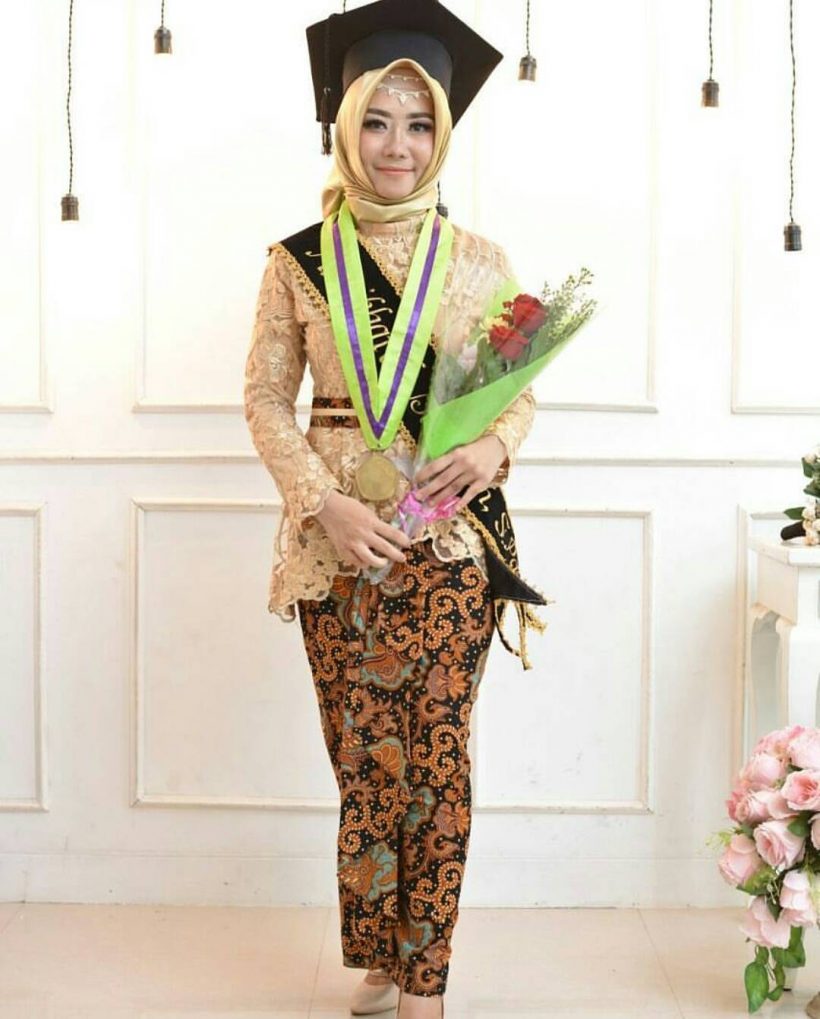 Kebaya-Wisuda-Muslim-Berbahan-Brokat-Warna-Coklat-Model-Peplum-Dengan-Rok-Batik-820×1019