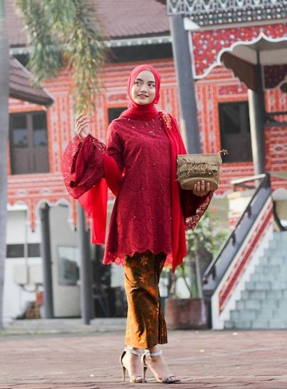 Model-Kebaya-Brokat-Modern