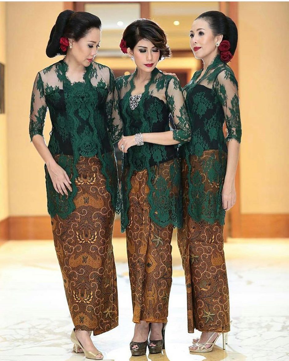 Model-Kebaya-Modern-Simple-Berbahan-Brokat-Warna-Hijau-Tua-Dengan-Torso-Warna-Senada