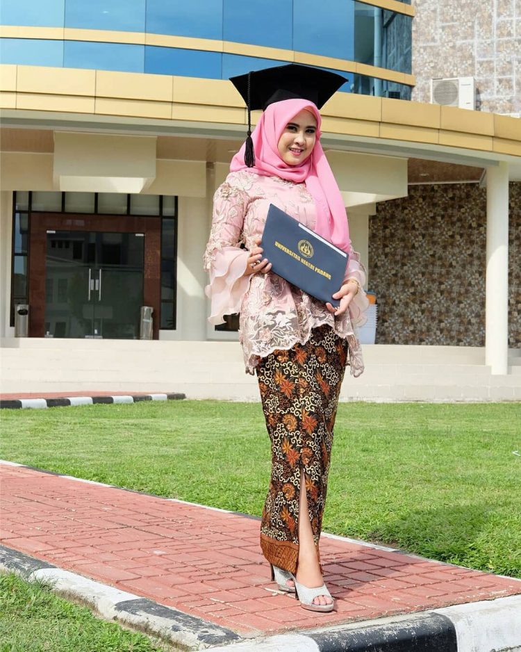 foto-kebaya-wisuda-muslim