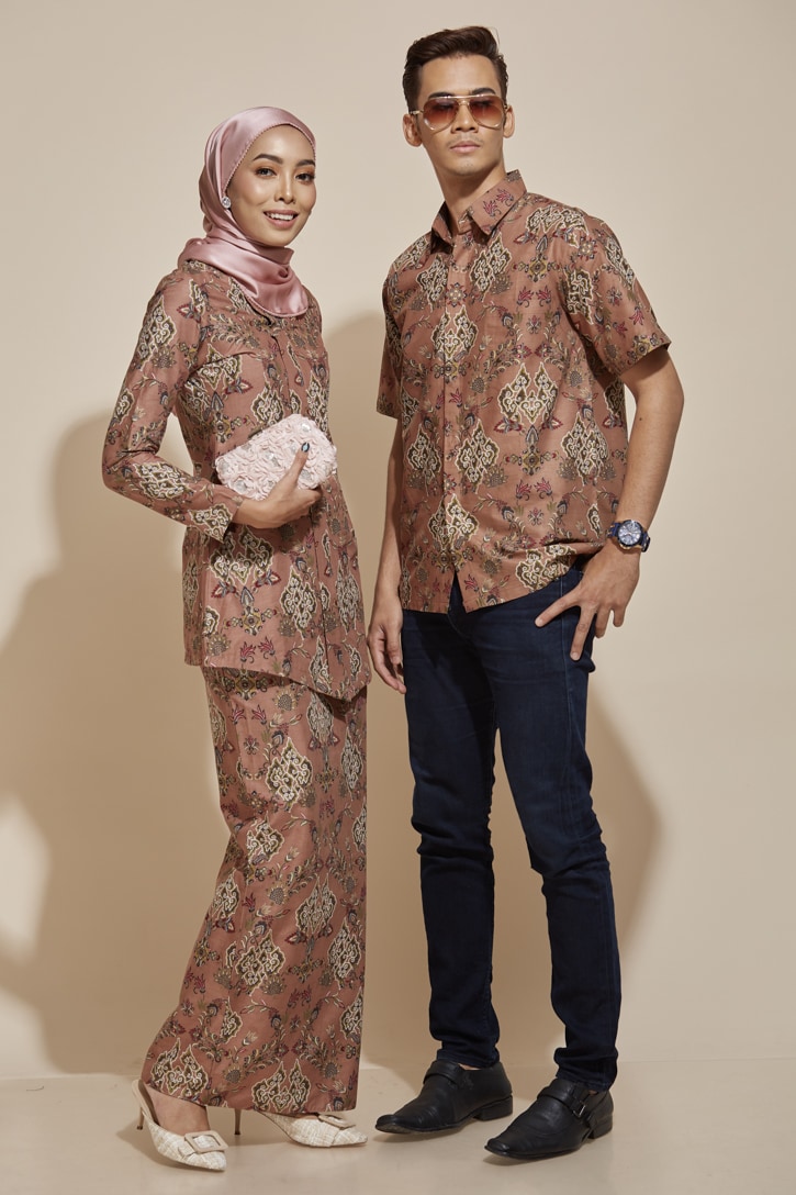 habra-haute-kara-khaled-kemeja-batik-kebaya-batik-indonesia-batik-malaysia-kebaya-moden-premium-couple-set-batik-kh41-KR41-6