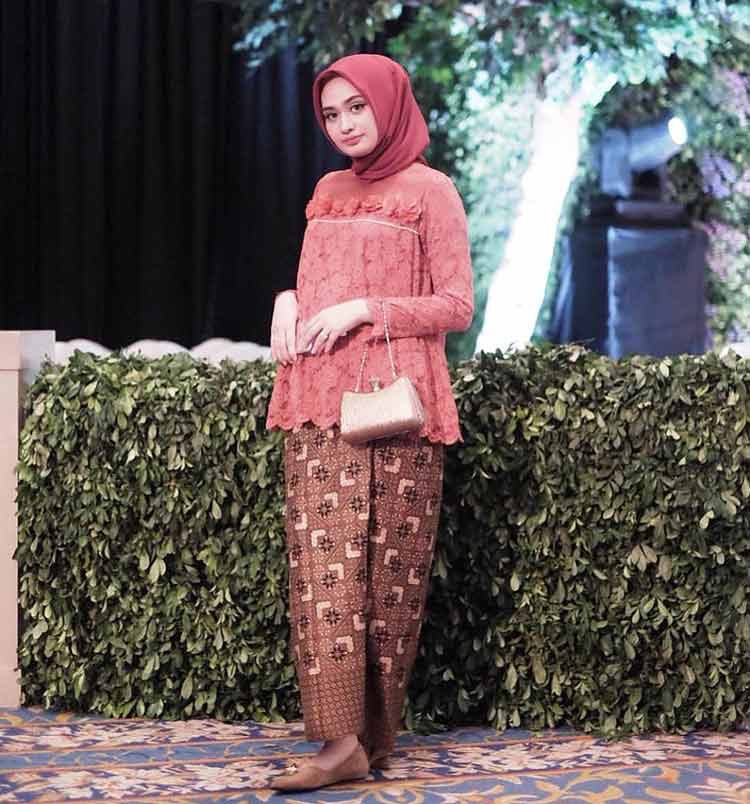 kebaya-brokat-modern-rok-pendek