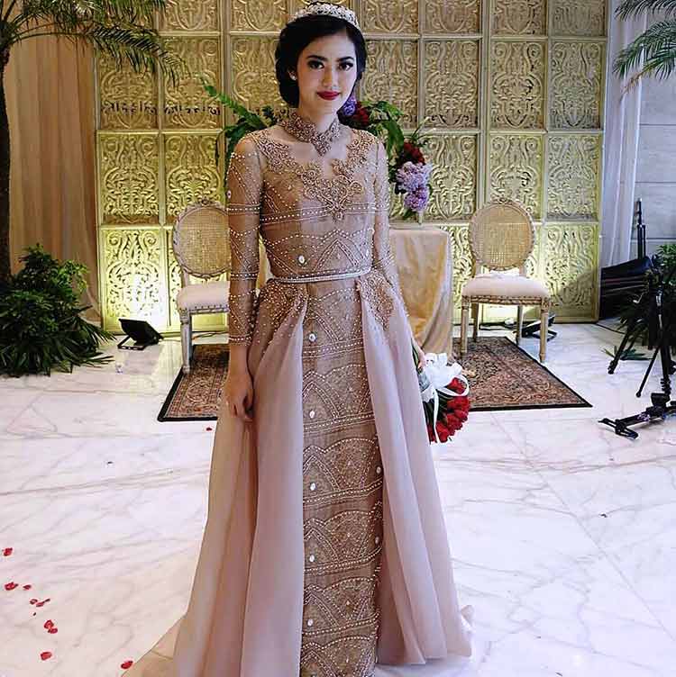 kebaya-pengantin-ekor