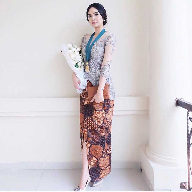 model-kebaya-modern-untuk-usia-40-tahun